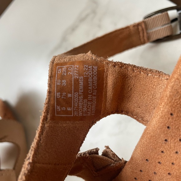 Clark’s Shoes Tan Suede Sandals dress shoe size 7.5 WIDE WIDTH like new - Picture 2 of 6